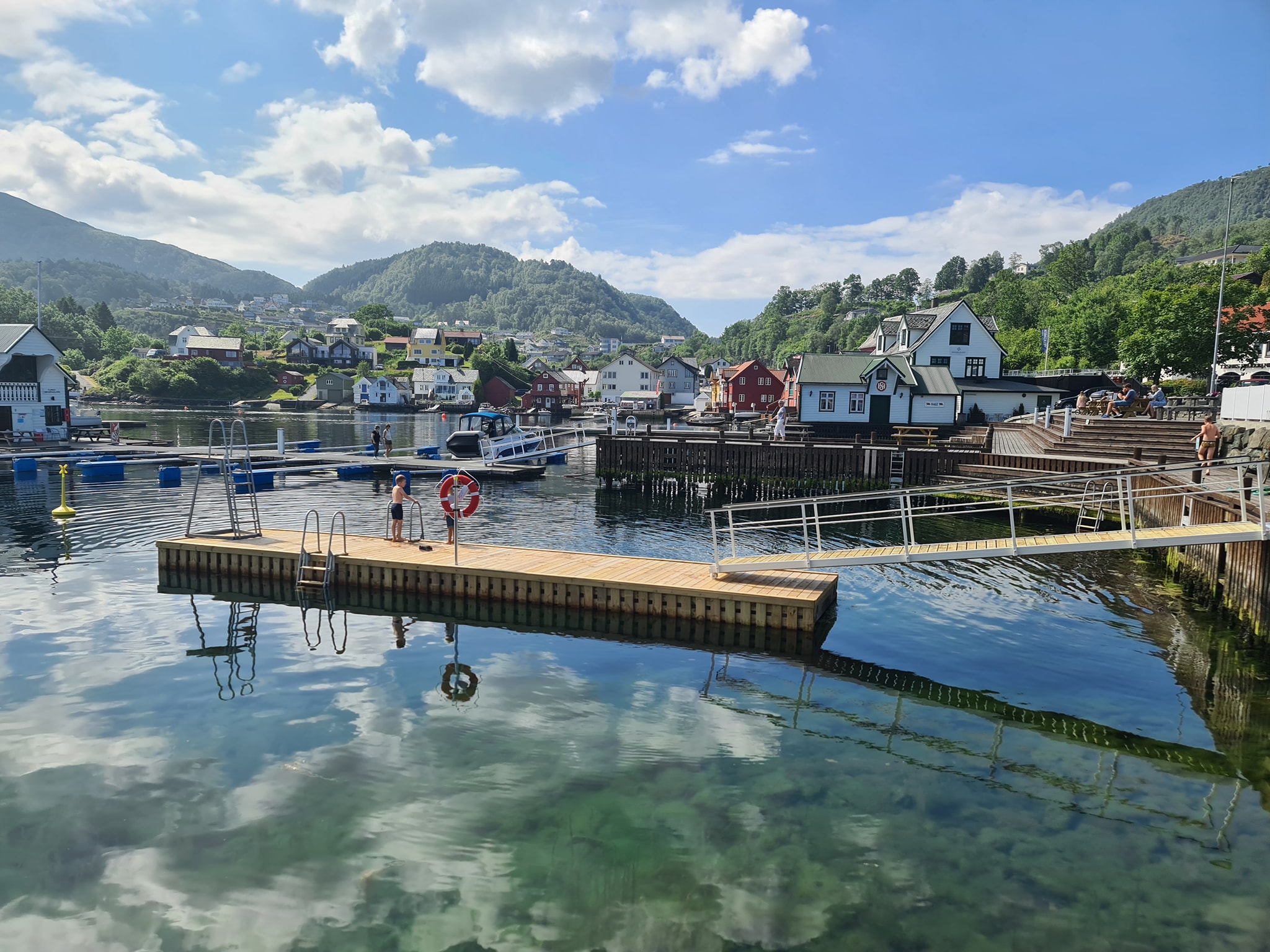 badebrygge i betong, med stupebrett og badestige