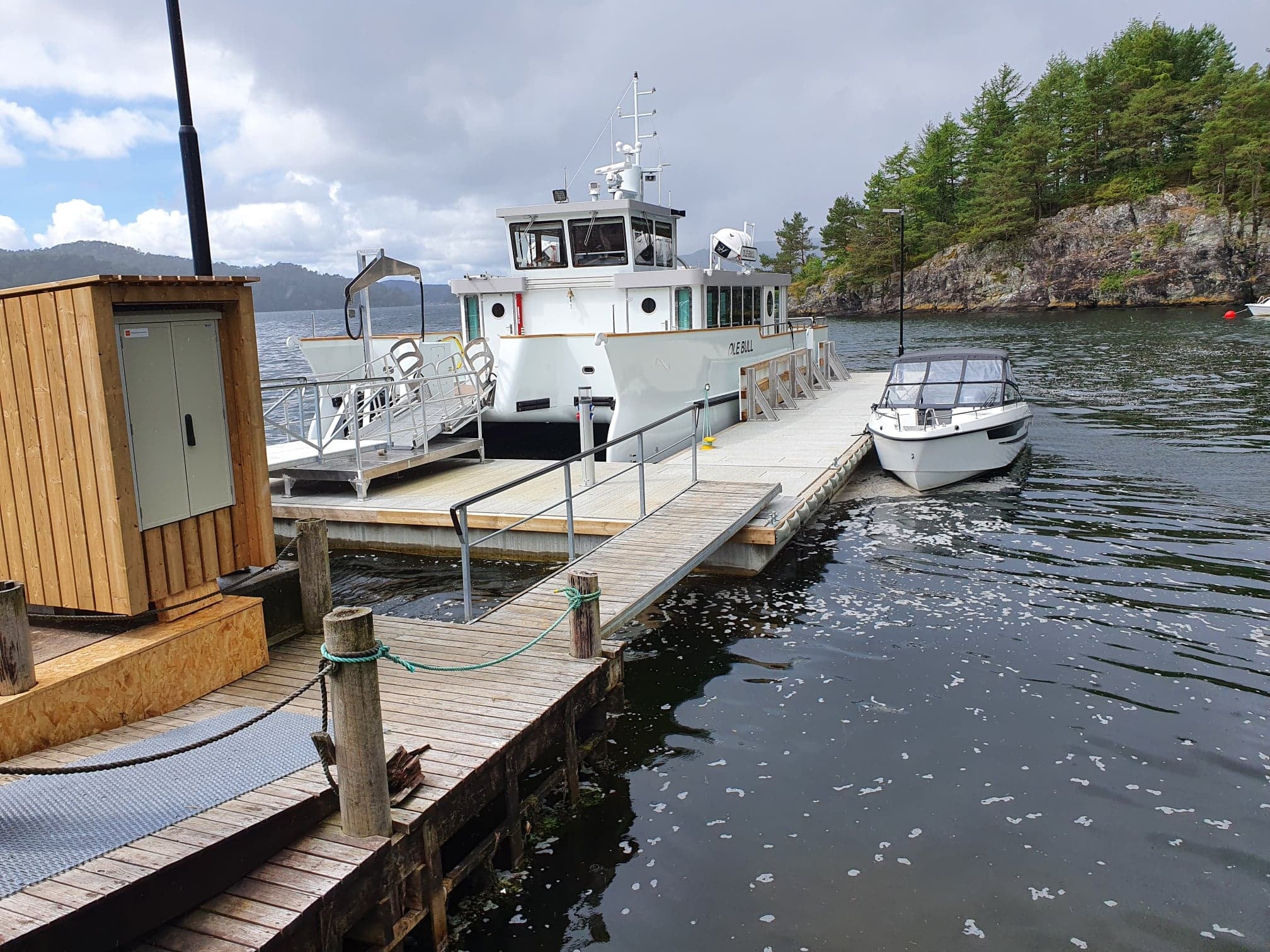 flytende dock til båt av betongbrygger